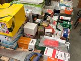 une pile de cartons et d'autres objets posés sur une palette