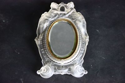 un miroir posé sur une table noire