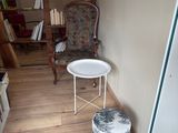 une petite table et une chaise dans un coin de la pièce