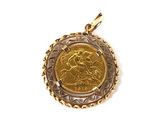 une image représentant un pendentif en forme de pièce d'or sur lequel figure un cheval