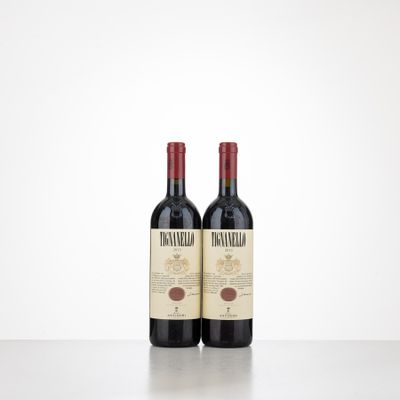 deux bouteilles de vin rouge posées sur une table