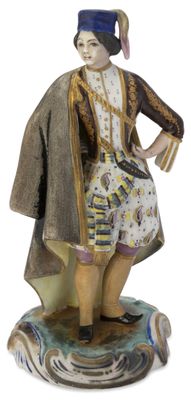 figurine représentant un homme vêtu d'un costume traditionnel, posée sur un socle en marbre