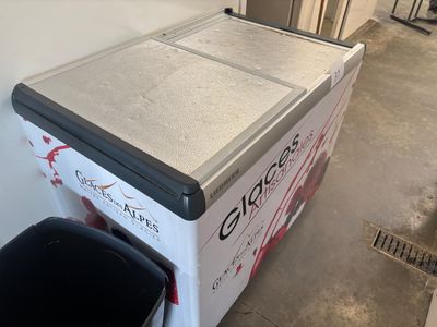 un réfrigérateur qui se trouve dans une pièce