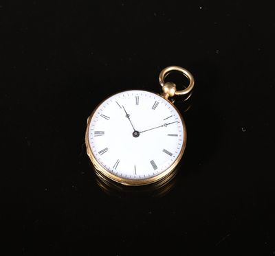une montre de poche en or avec des chiffres romains sur le cadran