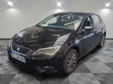 la voiture noire est garée sur un sol en damier dans le garage