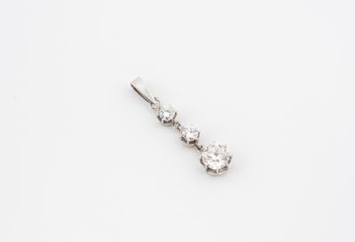 une image représentant un pendentif en diamant sur fond blanc