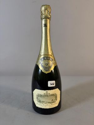une vieille bouteille de champagne posée sur une table