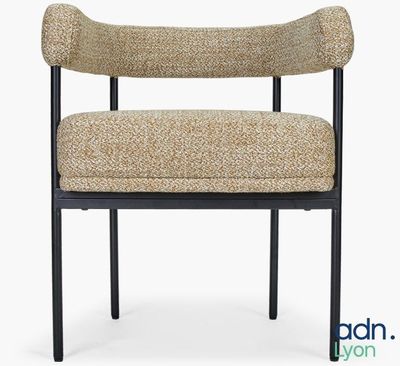 un gros plan d'une chaise dont l'assise est recouverte d'un tissu beige