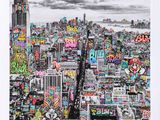 une image représentant une photo en noir et blanc d'une ville avec des graffitis