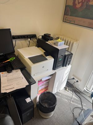 un bureau équipé d'un ordinateur et d'une imprimante