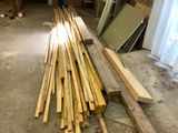 plusieurs pièces de bois sont empilées dans une pièce