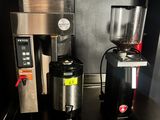 une cafetière et un moulin à café posés sur un plan de travail