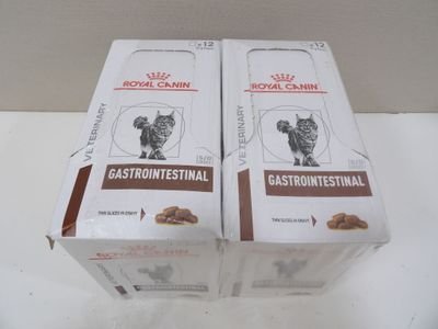 deux boîtes d'aliments pour chats Royal Canin Gastrointestinal posées sur une table