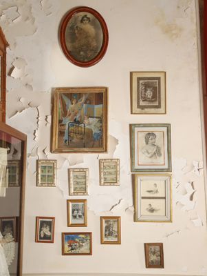 de nombreuses photos accrochées au mur de cette vieille maison