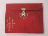 une enveloppe rouge ornée d'un sceau argenté