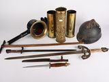 un grand nombre d'objets différents posés sur une table