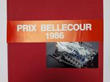 une image représentant un livre rouge sur lequel figure l'illustration d'une voiture