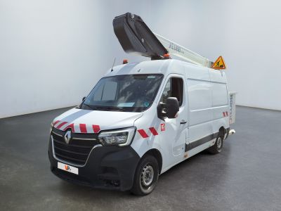 une camionnette blanche avec une bande rouge et blanche sur le côté