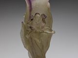 un vase en verre avec un oiseau sur une table