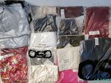 beaucoup de vêtements entassés dans des sacs en plastique