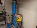 une machine bleue qui se trouve dans une pièce