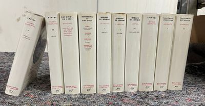 Plusieurs livres sont empilés les uns sur les autres sur un tapis