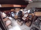 une photo d'une chambre en désordre avec plein d'objets par terre