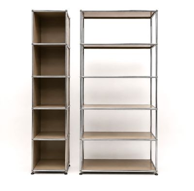 une paire d'étagères métalliques à tablettes ouvertes sur fond blanc