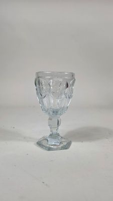 une tasse en verre posée sur une table