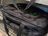 un sac posé sur une étagère dans un placard