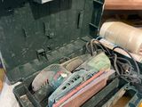 une boîte à outils contenant des outils, posée sur un établi