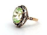 Gros plan sur une bague contenant une pierre verte