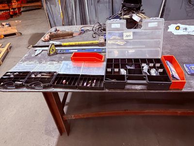 une table sur laquelle sont posés de nombreux outils différents