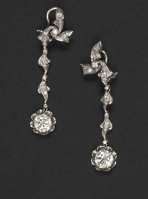 une paire de boucles d'oreilles en diamant et plaquées platine