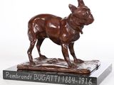 statue en bronze représentant un chien debout sur un socle en marbre