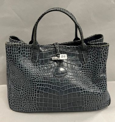 sac à main en cuir de crocodile noir avec des finitions argentées sur la poignée