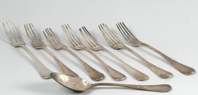 six fourchettes et une cuillère sont alignées sur une surface blanche