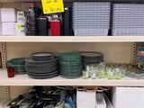 une étagère sur laquelle sont disposés de nombreux types de plats et de casseroles