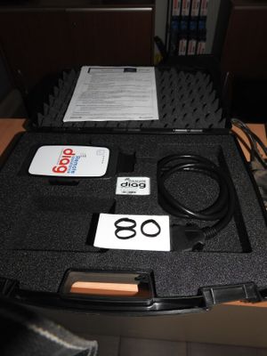 un boîtier noir contenant quelques câbles et une télécommande