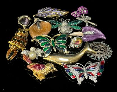 tout un tas de broches posées sur une table