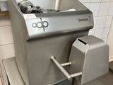 une machine qui se trouve au milieu d'une cuisine