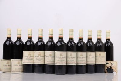 six bouteilles de vin sont alignées sur une table
