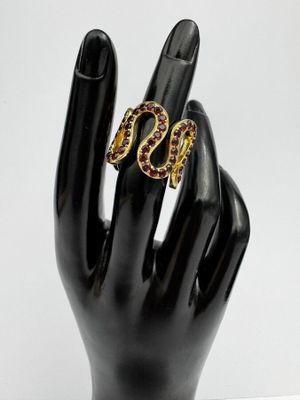 une image représentant une main avec une bague au doigt