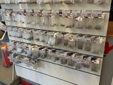 de nombreux sacs de nourriture sur les rayons du magasin