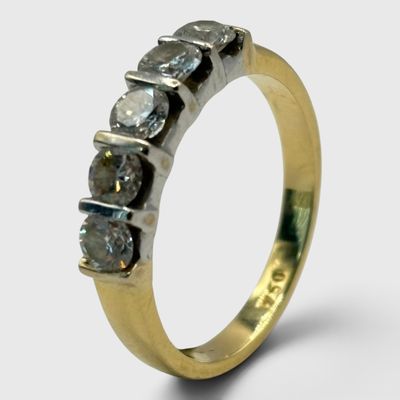un gros plan sur une bague en or sertie d'une rangée de diamants bleus