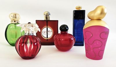 PARFUMS / Ensemble de 6 flacons vides de grandes marques, id…