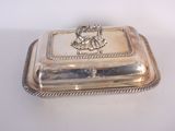 une assiette en argent ornée d'un motif décoratif