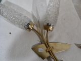 deux fleurs en verre posées sur un tissu blanc