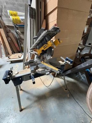 a machine that is sitting on a table in a room