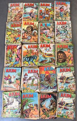 une pile de bandes dessinées posée sur une table